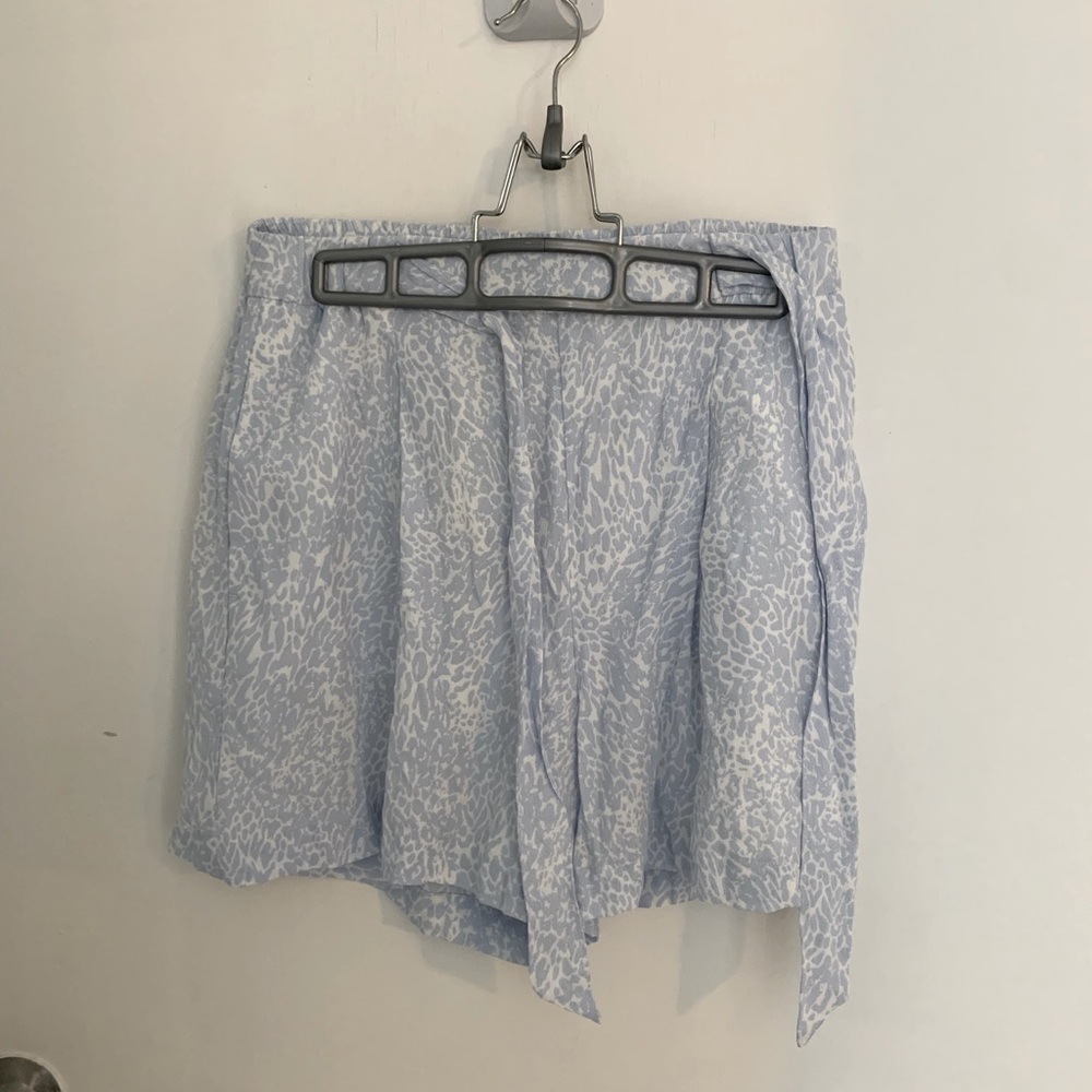 Blue flowy shorts - with tags
